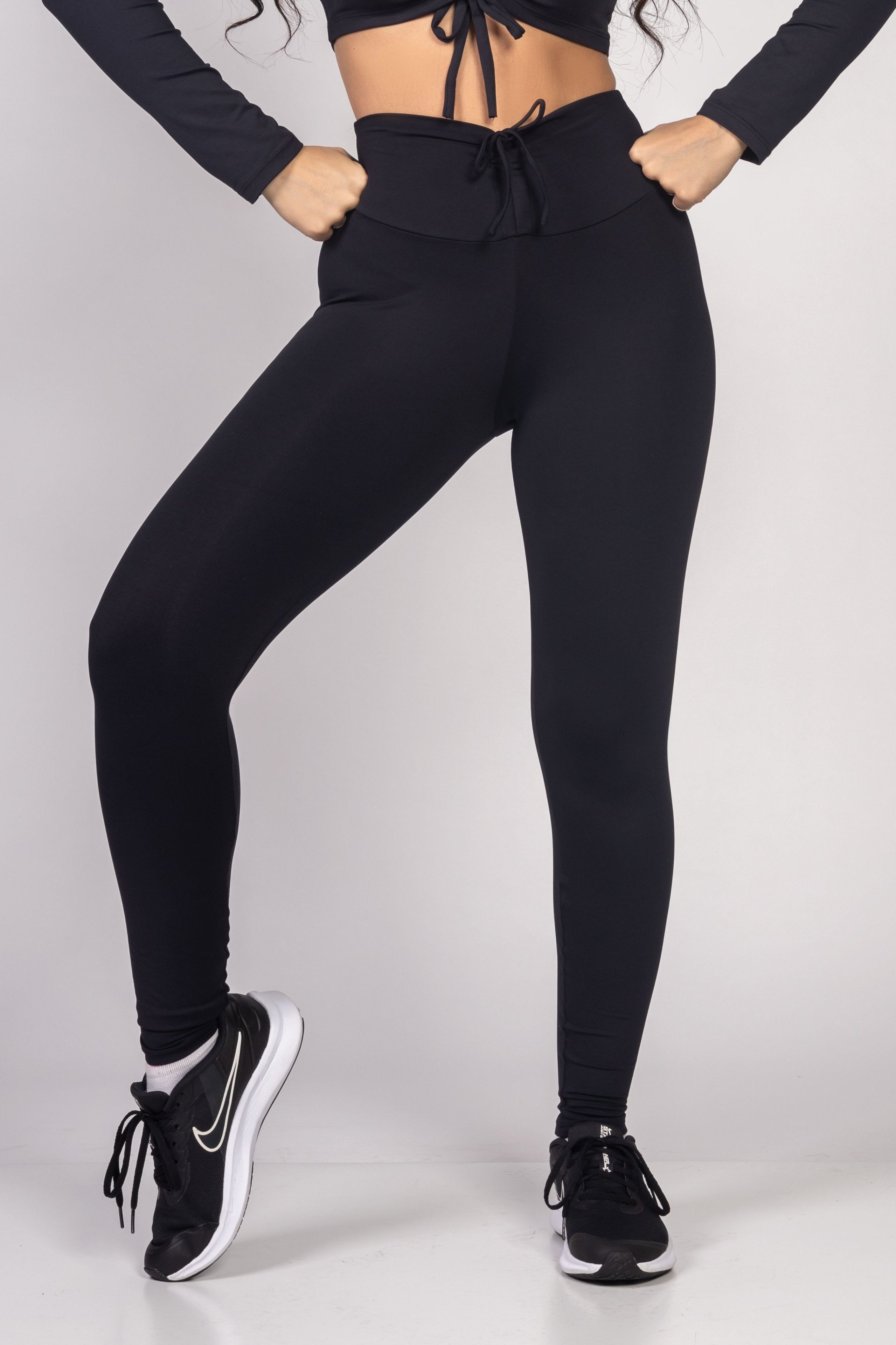 Legging Básica Lisa Preta Cintura Alta de Amarrar - She Squats